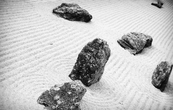 Камни на чистом пляже