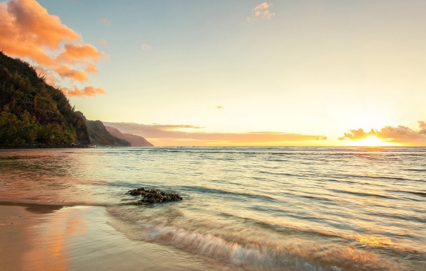 Волны прибоя накатывают на пляж