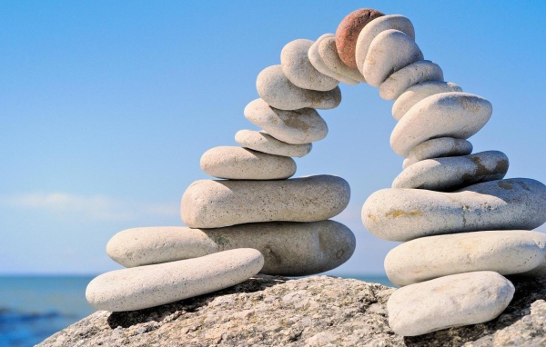 Строение из камней на пляже