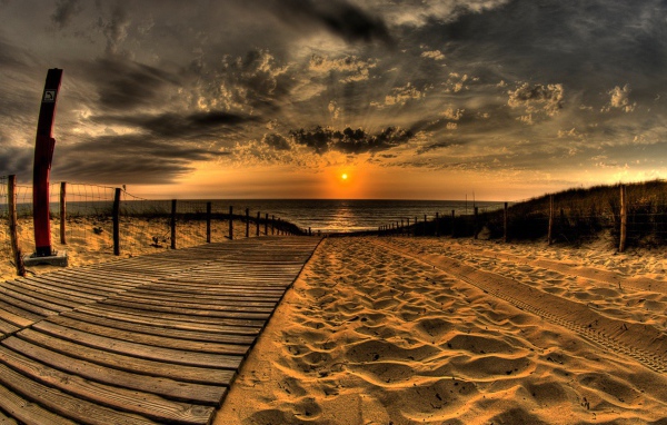 Деревянная дорожка на пляже