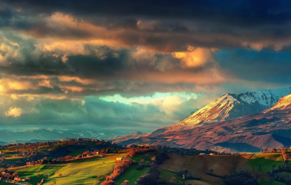 Кучевые облака над сельской местностью среди гор