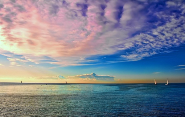 Нежные розовые облака над заливом