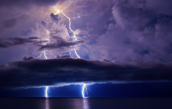 Молнии во время грозы