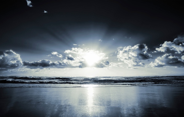 Лучи света сквозь облака над горизонтом