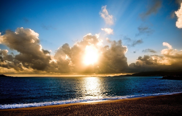 Солнце в пушистых облаках