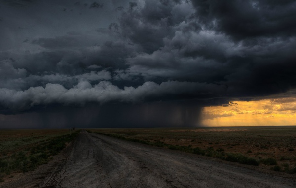 Грозовая туча над фермерским полем