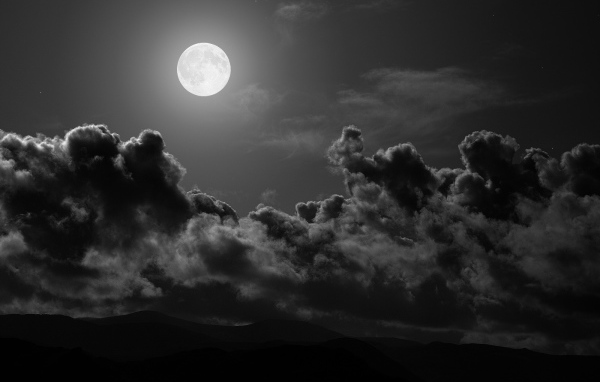 Луна над черными облаками
