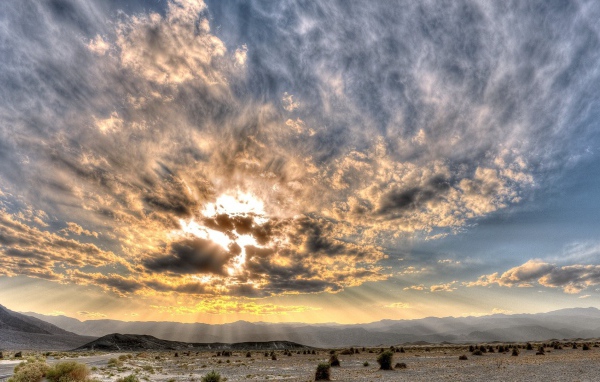 Тучи скрыли солнце над пустыней