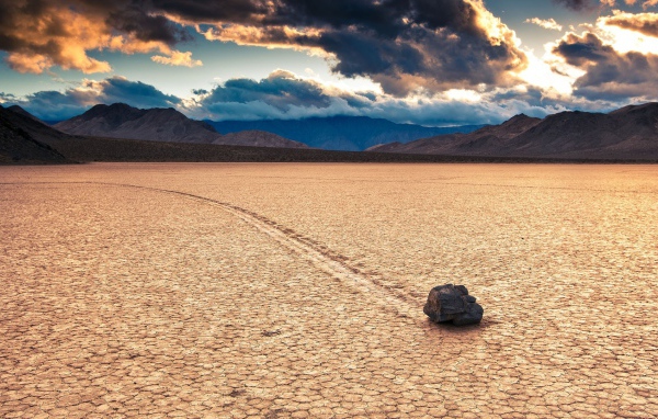 Одинокий камень путешествует по пустыне