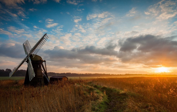 Мельница среди поля на фоне заката