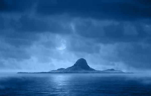 Остров среди тумана на море