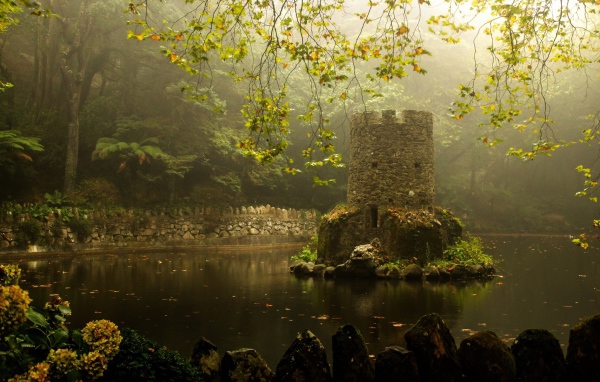 Каменная башенка на острове