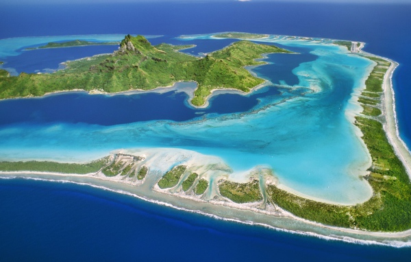 Рифы вокруг островка в океане