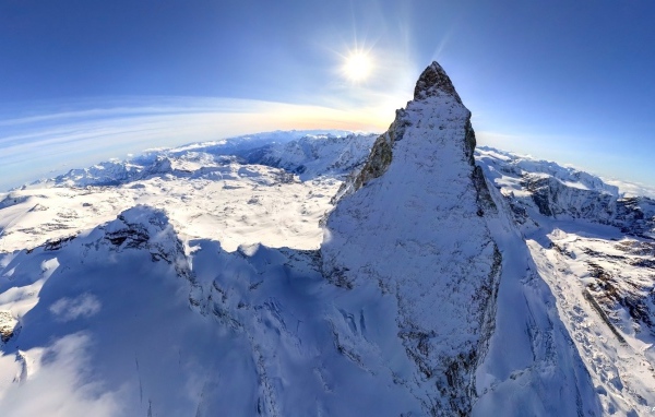 Острый горный пик в снегу