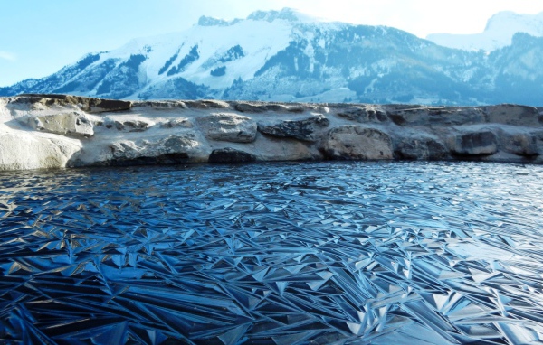 Красивый лед на озере в горах