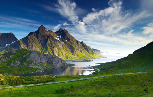 Красивые горы на берегу моря