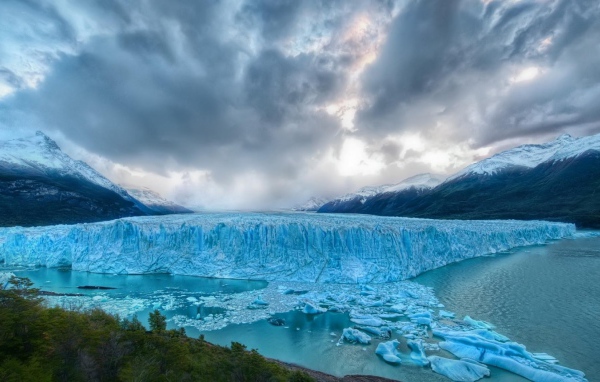Голубой лед горного ледника