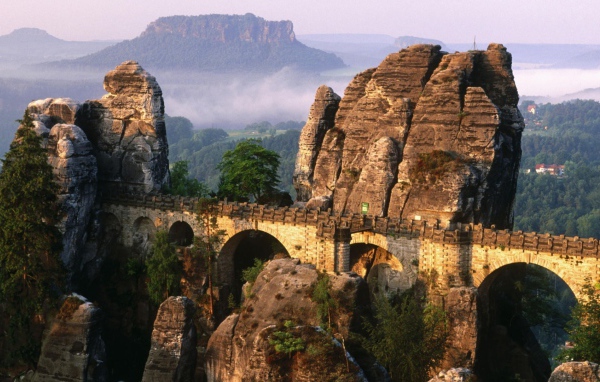 Мост на скалах в горах