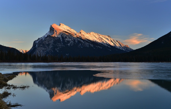 Вершины гор освещенные солнцем