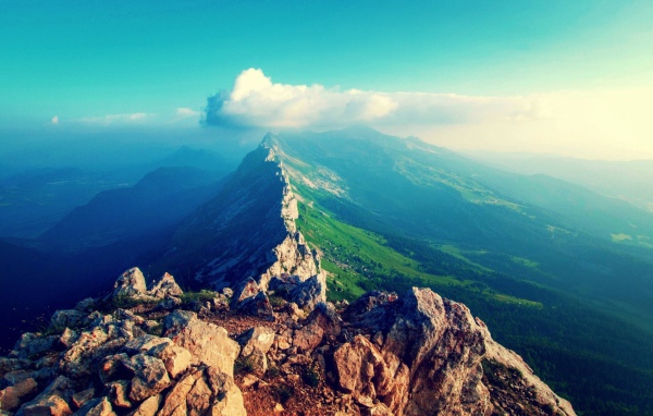 Облако пересекает горную гряду