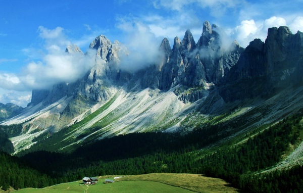 Облака цепляются за вершины гор