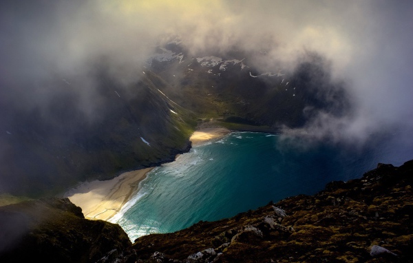 Облака над озером среди гор