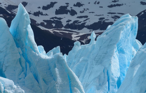 Глыбы голубого льда на фоне гор