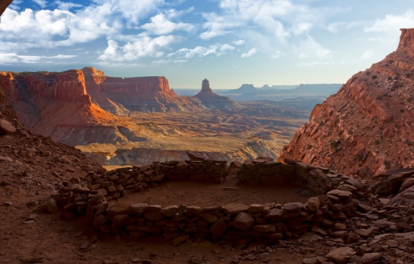 Постройка из камней в каньоне
