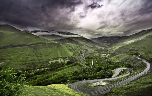 Дорога идет восьмеркой среди гор