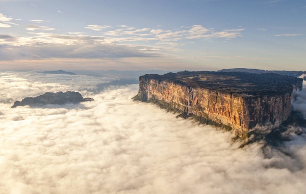 Плоская гора среди туч