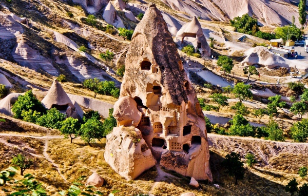 Дома в конусообразной скале