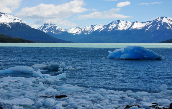 Голубой лед на горном озере