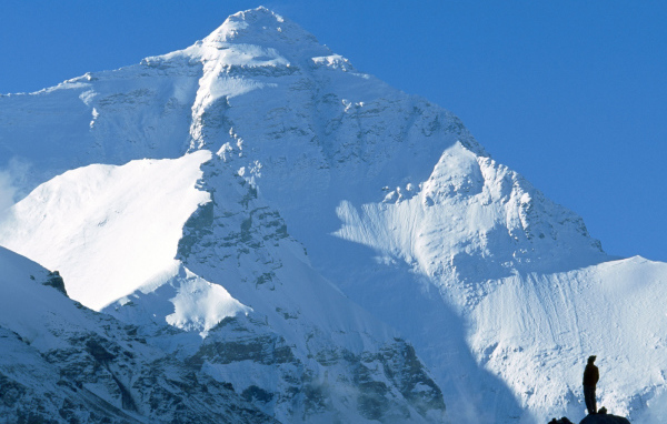 Человек смотрит на снежную гору