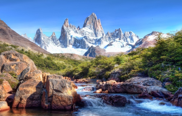 Горный ручей на фоне острых пиков