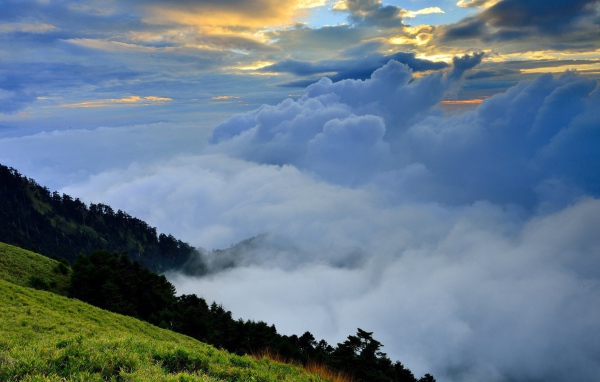 Горная долина скрыта облаками