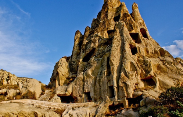 Проходы в острой скале