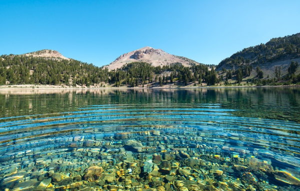 Чистейшая вода в горном озере