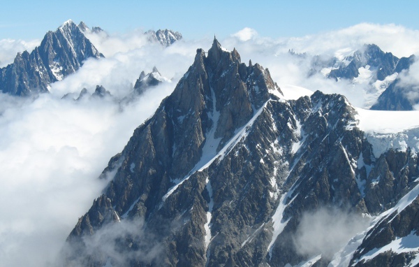 Острые вершины гор среди облаков