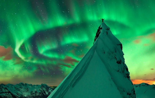 Заснеженный пик на фоне северного сияния