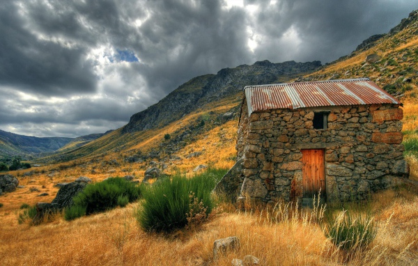 Каменный сарай в горах