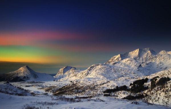 Закат в горах окрасил небо всеми цветами радуги
