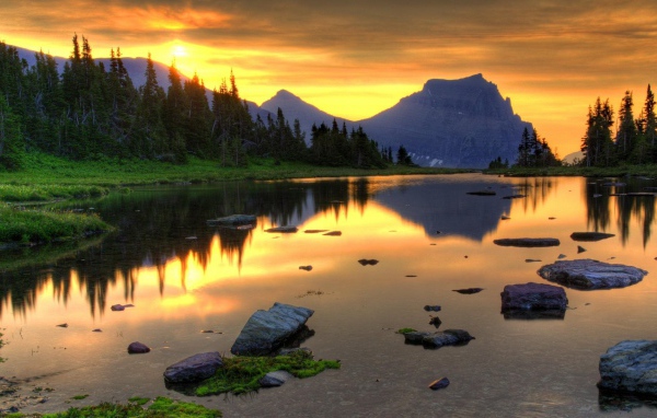 Закат в горах отражается в озере
