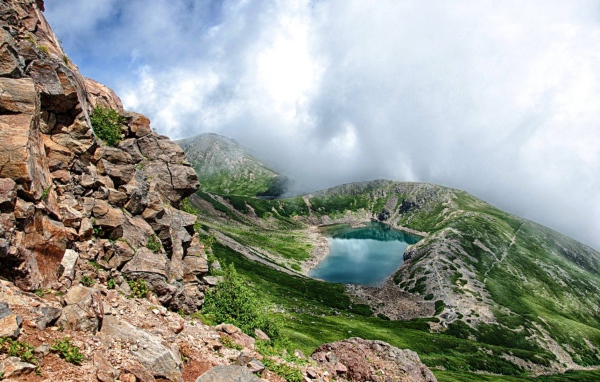 Озеро спрятано в уступе горы