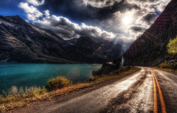 Дорога по берегу реки в горах