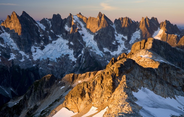 Острые пики горных вершин
