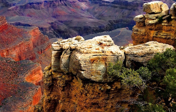 Дикие мертвые скалы в каньоне