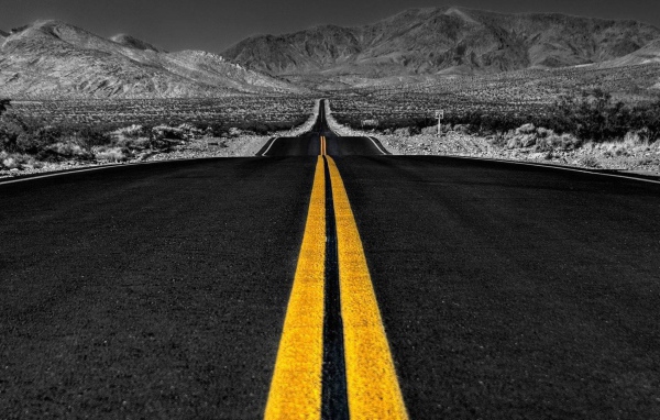 Шоссе посреди серой равнины