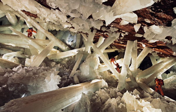 Большие кристаллы в пещере