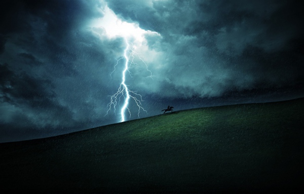 Всадник убегает от молнии и грозы