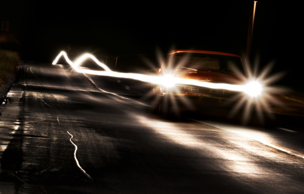 Автомобиль на ночной дороге